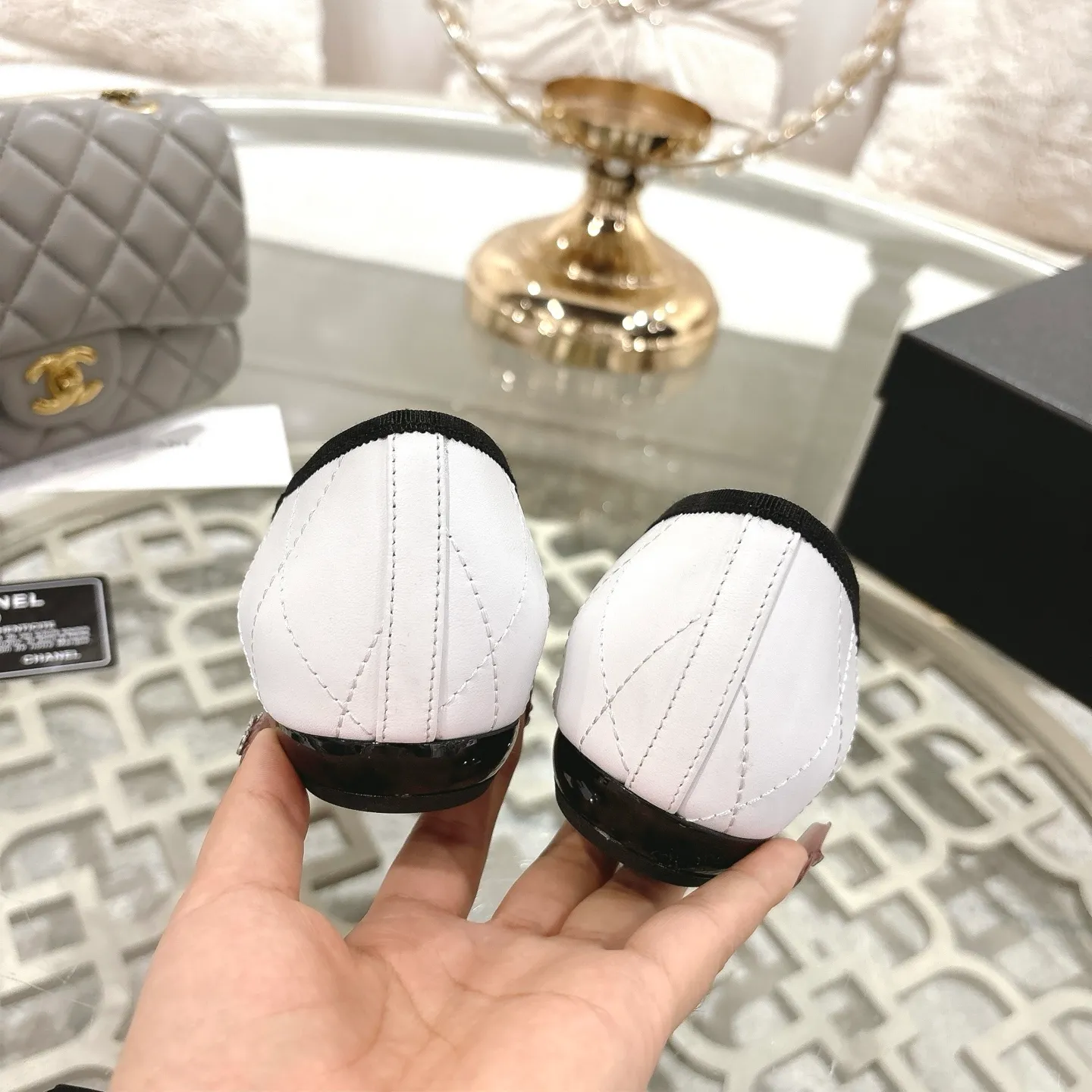 👟👟Ex-factory price 540👟👟 [Purchase-level quality] CHANEL Xiaoxiang 25/A new summer bow-tie shoes 💃 This pair of "dancing shoes" is really breathtakingly beautiful! Made of cowhide fabric + exquisite electric embroidery, every detail exudes a sense of high-end ~ classic bow design, Italian genuine leather sole, comfortable and elegant on the feet, a perfect must-have for fairies!  🌟 All counters are from the same source! All materials are customized according to the original 1:1, and are developed and patterned from genuine products. The quality is absolutely assured ~ a classic that must be bought every year, a versatile artifact that looks great whether paired with skirts or jeans!  💖 The perfect finishing touch for summer outfits, sisters, just do it! 👉 Fabric: Imported sheepskin Lining: Imported sheepskin Outsole: Private molded outsole Size: 35-40 Leather surface
